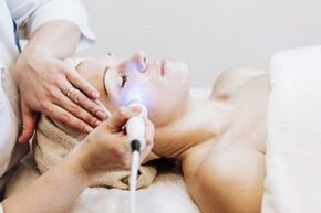 Performing a fractional skin rejuvenation procedure.