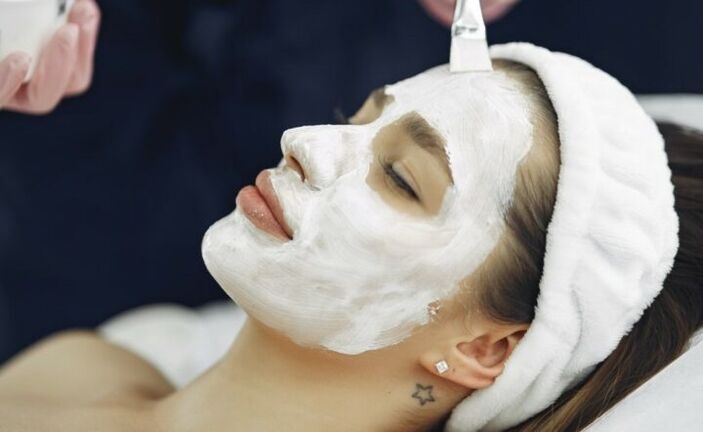 The facial compress will help make the skin soft and fresh. 